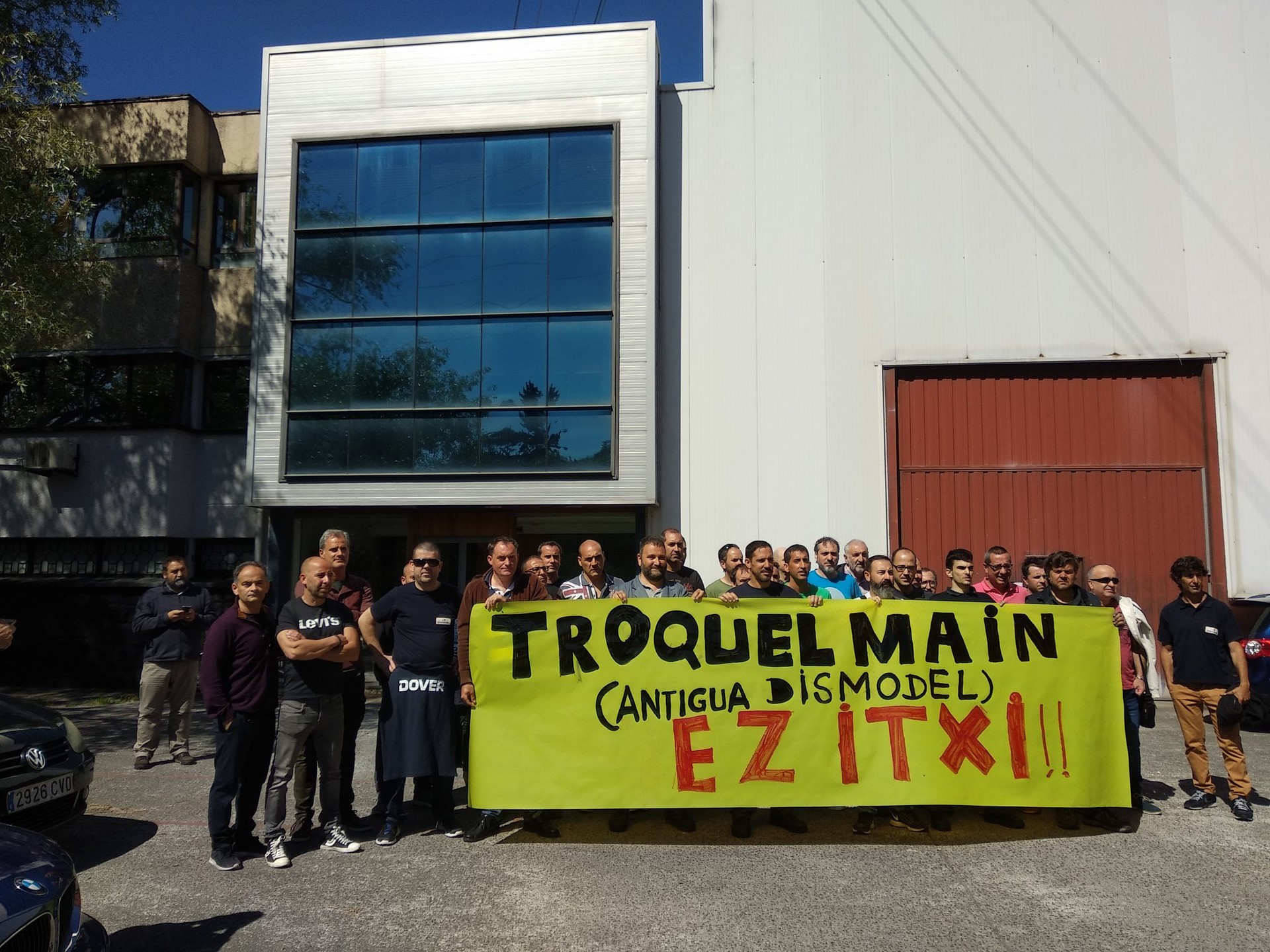 Javier Urkiza (ELA): "Sopelako Troquelmain enpresakook hiltzen utzi gaituzte Santanderreko instalazioa salbatzeko"