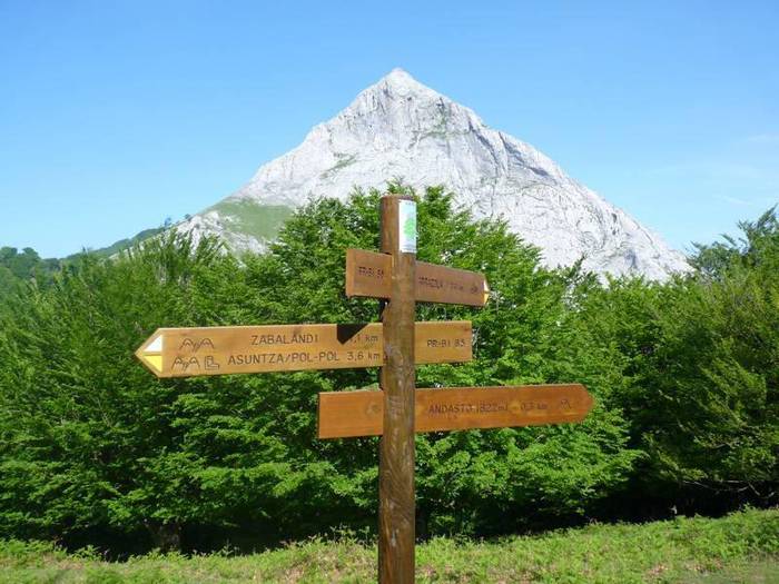 Urkiola Parke naturalera bidaiatuko dute domeka honetan Etzandarri Mendi Taldeko kideek