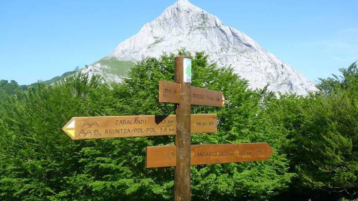 Urkiola Parke naturalera bidaiatuko dute domeka honetan Etzandarri Mendi Taldeko kideek