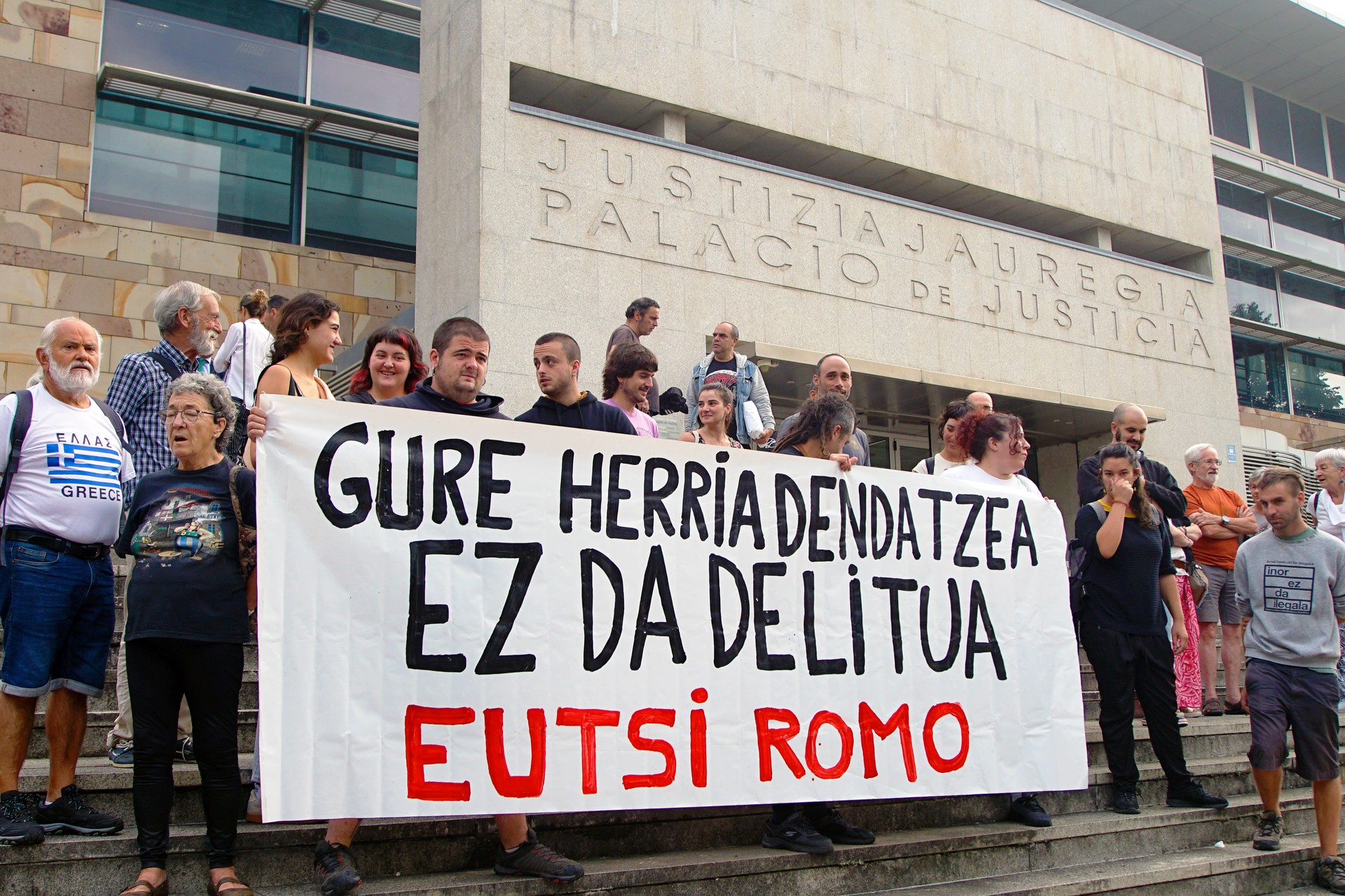 Itzubaltzeta/Romo auzoa defendatzea delitua ez dela aldarrikatu dute dozenaka auzokidek