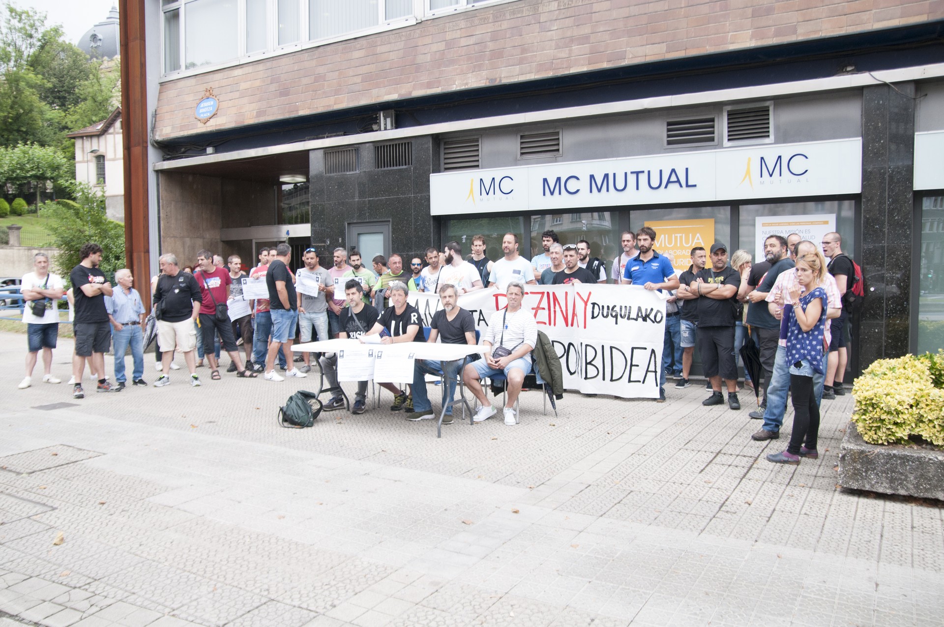 Cables y Alambres enpresa bermatuko duen industria-plana eskatu dute langileek