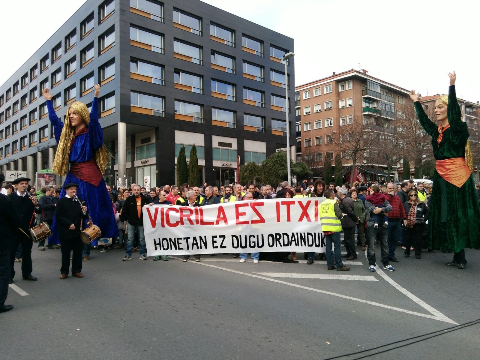 Vicrila lantegia ez ixteko eskatu dute leioaztarrek