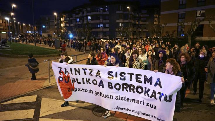 Mugimendu feministak Uribe Kostako kaleak hartu ditu zaintza sistema publikoaren alde