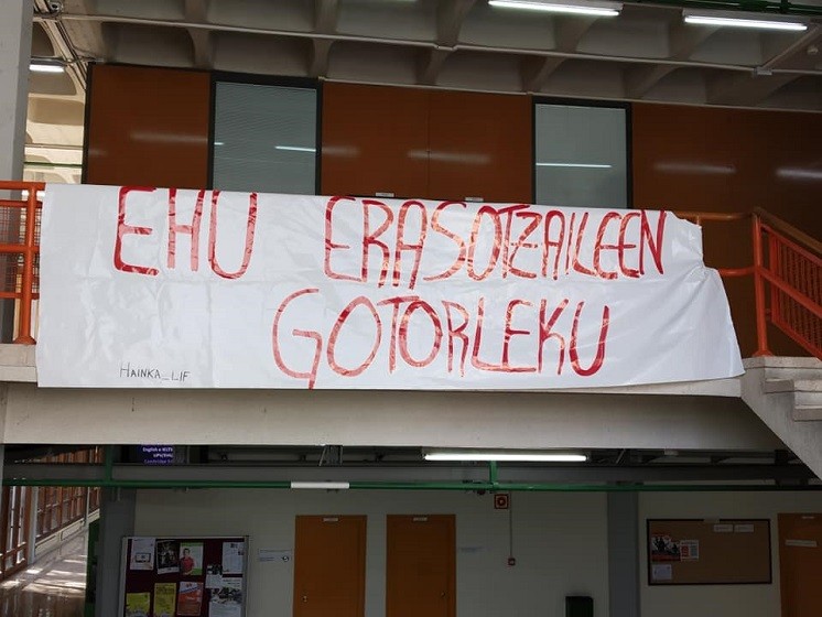 Leioako Ikasle Feministek martxoaren 8an jasan zuten erasoa salatu dute beste behin, EHUren "jarrera pasiboa" azpimarratzeko