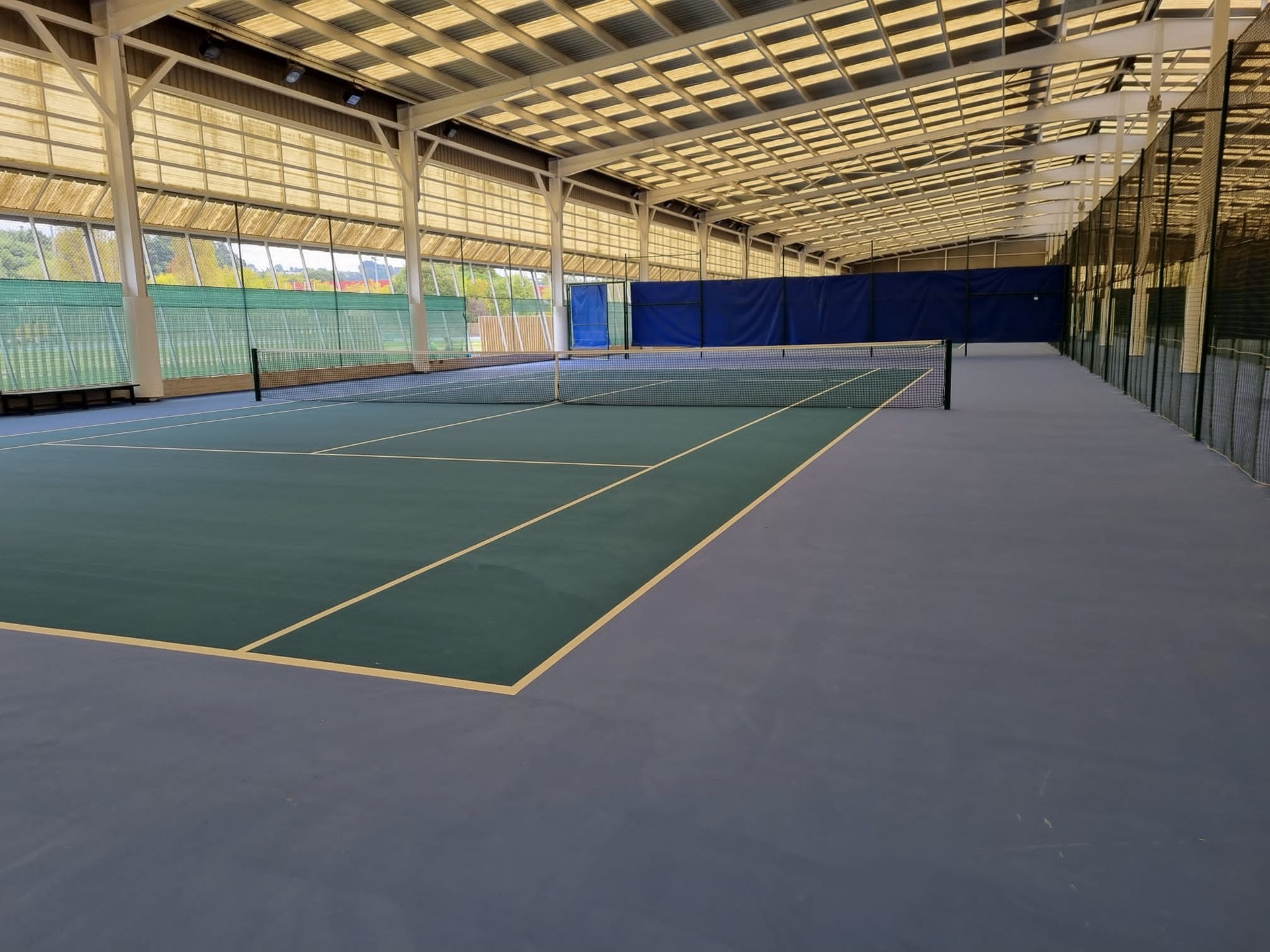 Fadura kiroldegiko tenis-pista estaliak berritu dituzte
