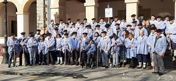 Txikiteroek blusa jantzi, makila hartu eta kantuan ospatu dituzte urrezko ezteiak