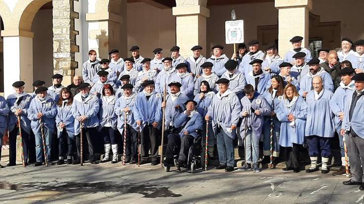 Txikiteroek blusa jantzi, makila hartu eta kantuan ospatu dituzte urrezko ezteiak