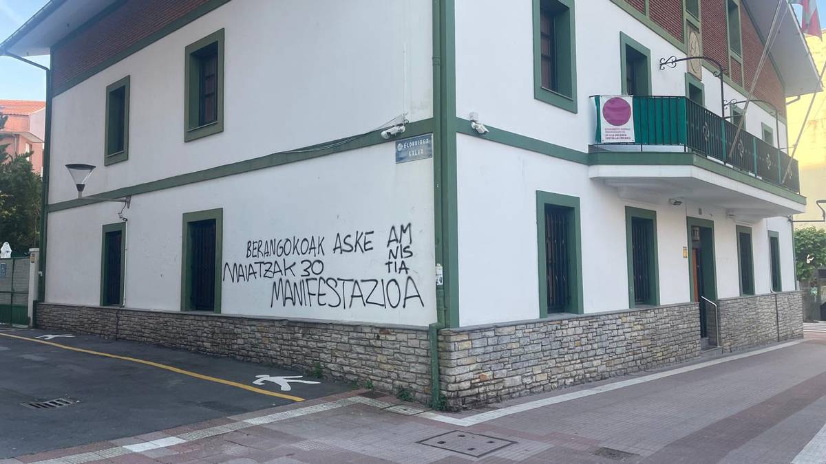 BBBk Uribe Kostako lau batzokiren aurkako pintaketak gaitzetsi ditu