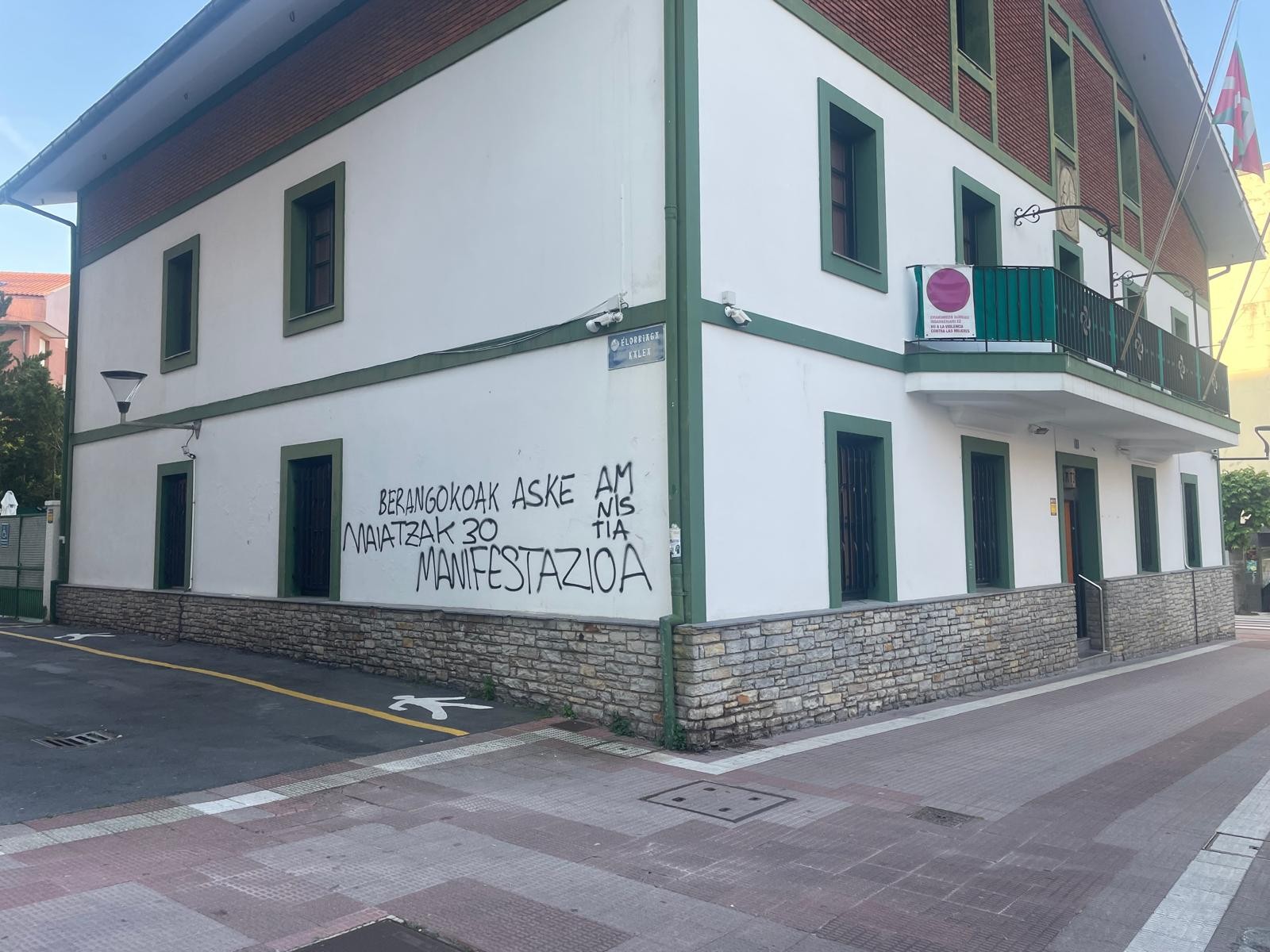 BBBk Uribe Kostako lau batzokiren aurkako pintaketak gaitzetsi ditu