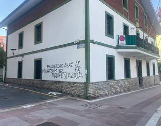 BBBk Uribe Kostako lau batzokiren aurkako pintaketak gaitzetsi ditu