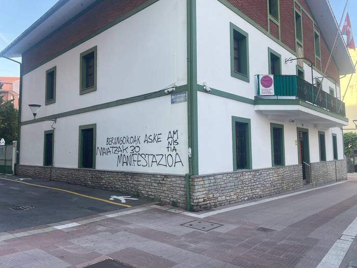 BBBk Uribe Kostako lau batzokiren aurkako pintaketak gaitzetsi ditu
