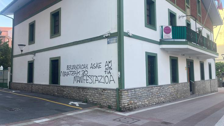 BBBk Uribe Kostako lau batzokiren aurkako pintaketak gaitzetsi ditu