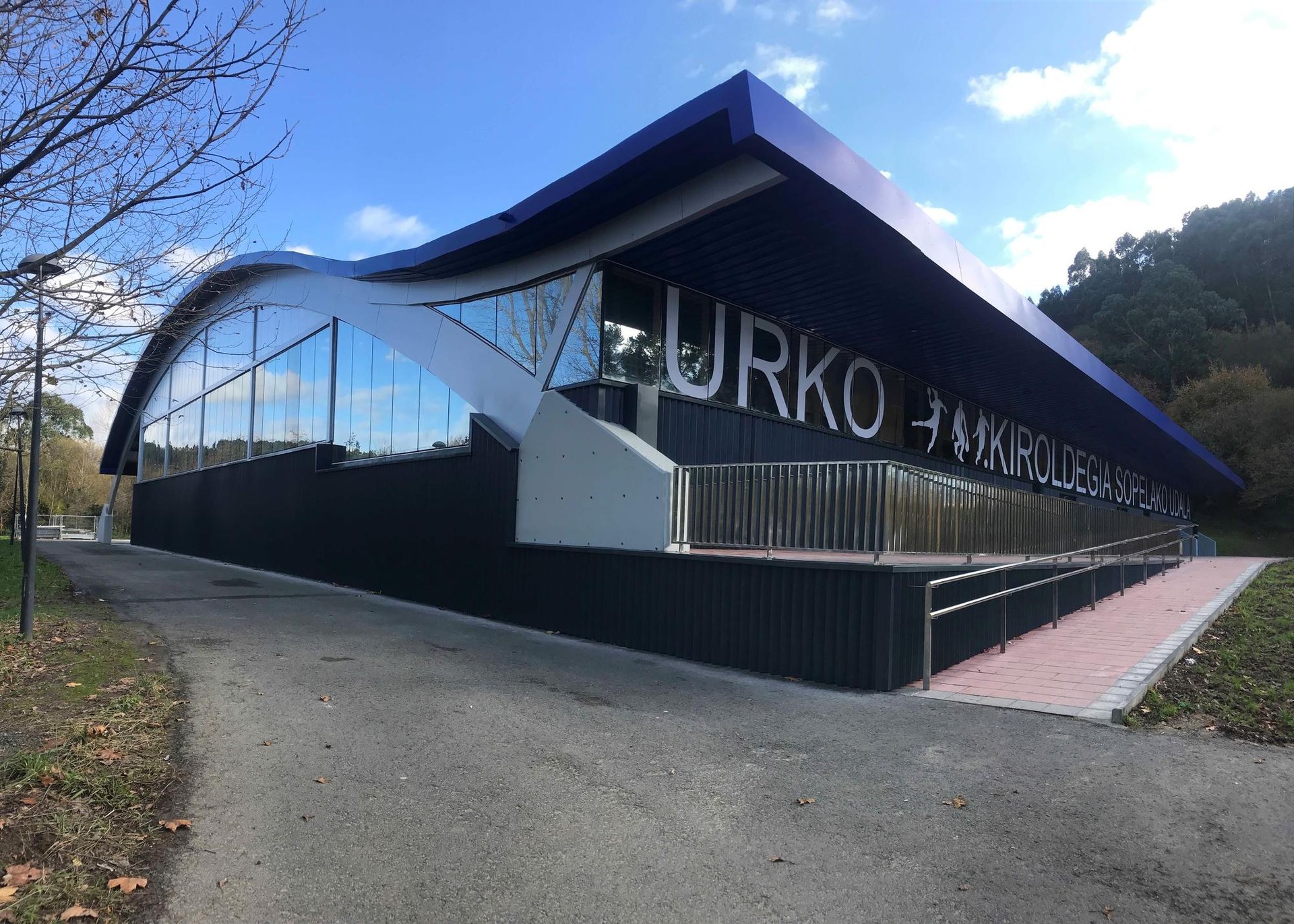 Sopelako Urko kiroldegiaren egoera txarra salatu du Ugeragako Kirol Elkarteak