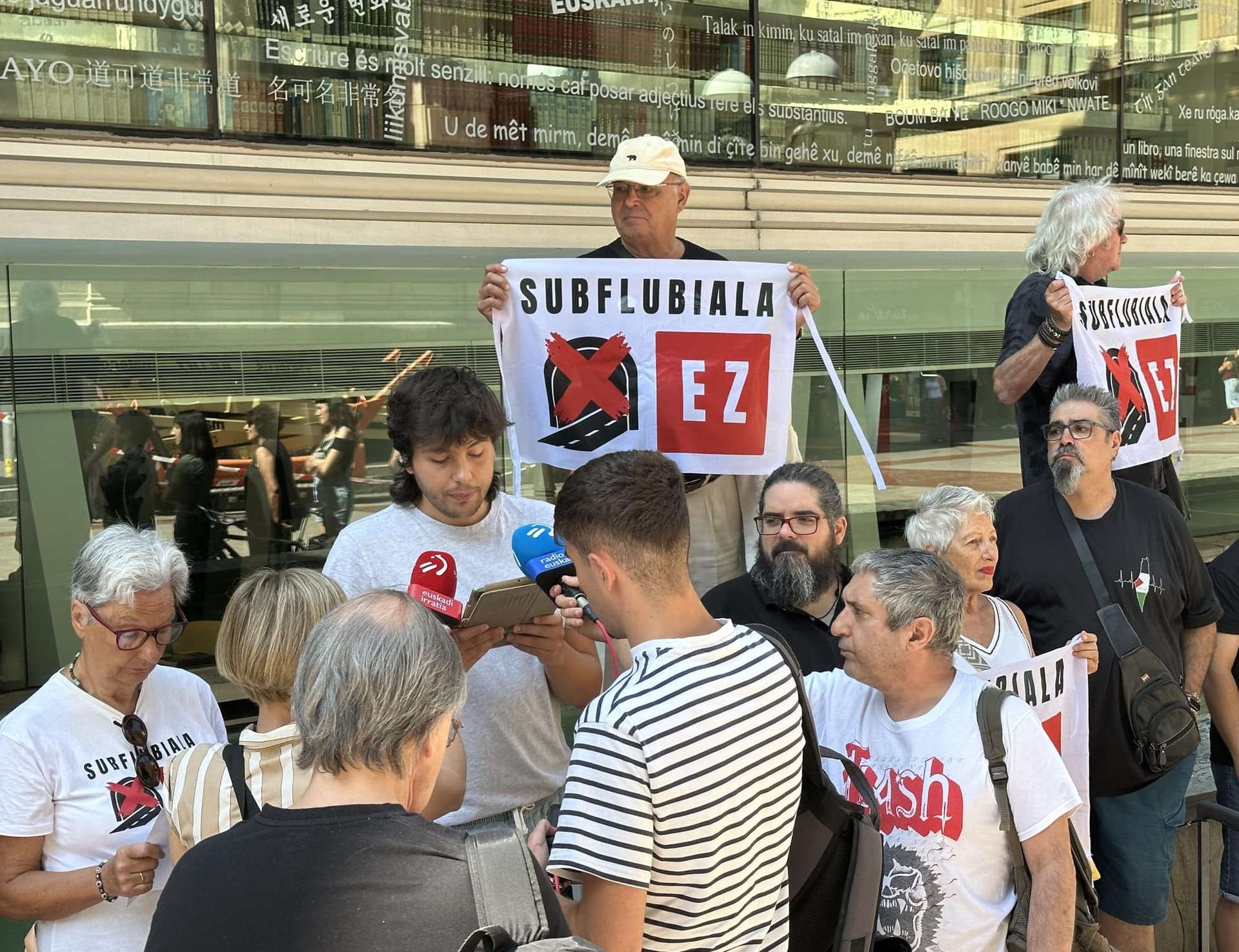 Subflubiala EZ plataforma: "Aldundiak mugikortasunaren ikuspegi zaharkituan jarraitzen du, helburu bakarra autoak mugitzea duen ikuspegian, ez pertsonak"