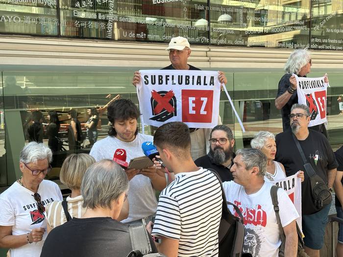 Subflubiala EZ plataforma: "Aldundiak mugikortasunaren ikuspegi zaharkituan jarraitzen du, helburu bakarra autoak mugitzea duen ikuspegian, ez pertsonak"