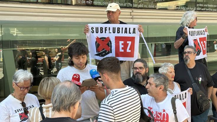 Subflubiala EZ plataforma: "Aldundiak mugikortasunaren ikuspegi zaharkituan jarraitzen du, helburu bakarra autoak mugitzea duen ikuspegian, ez pertsonak"