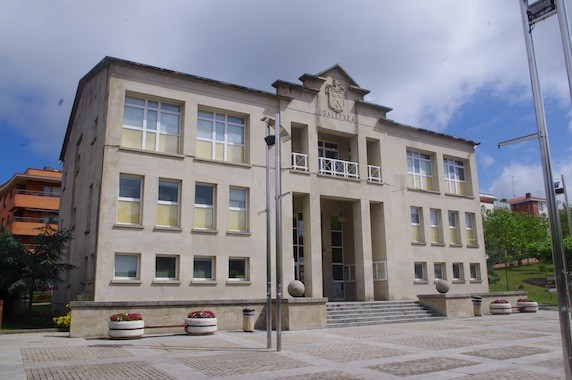 Atxilotu bat Sopelan, justifikazio barik kalean egoteagatik isuna ipintzera joan zaizkion ertzainei eraso egiteagatik