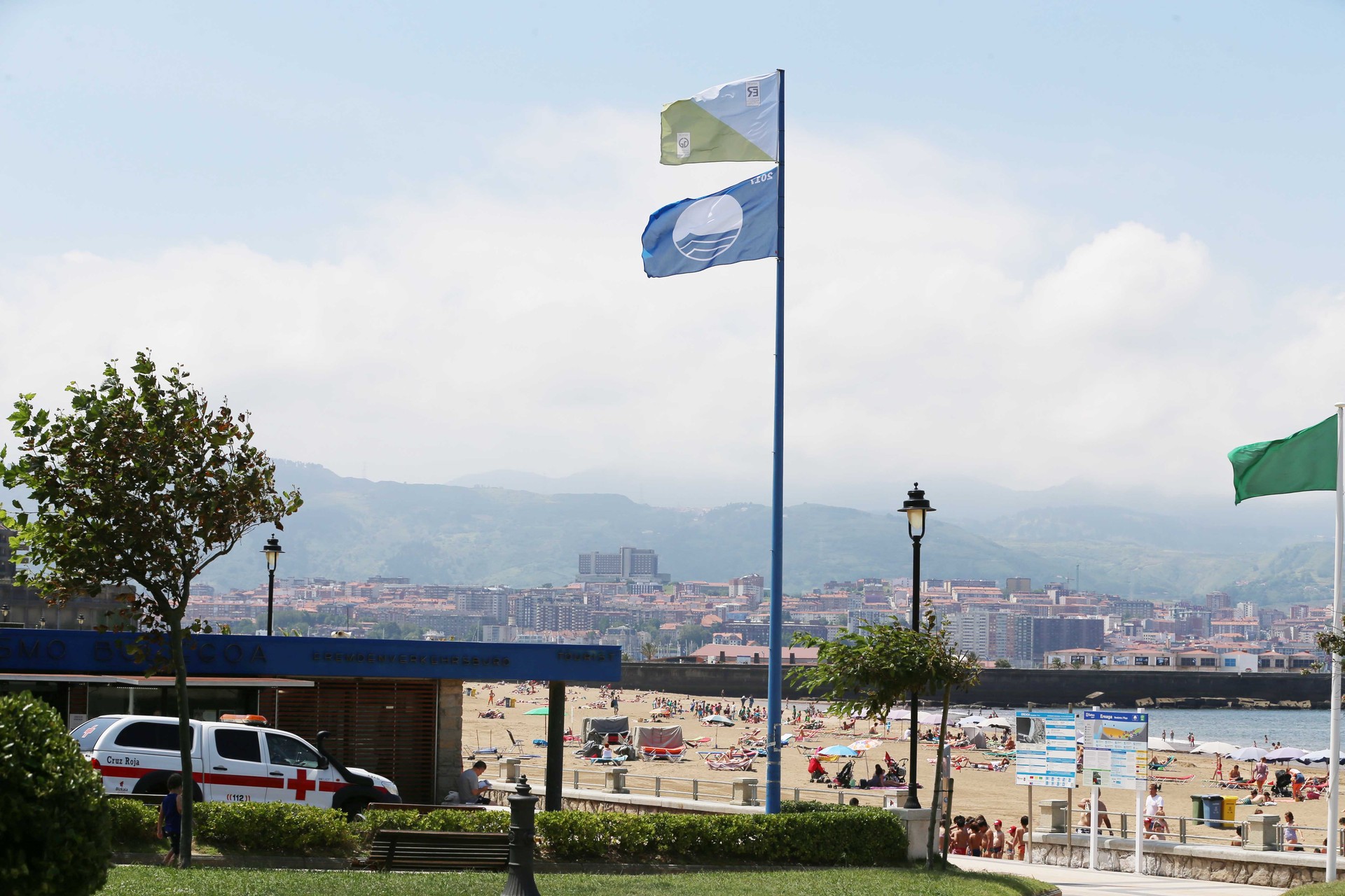 Bandera urdina ipini dute Ereagako eta Arrigunagako hondartzetan