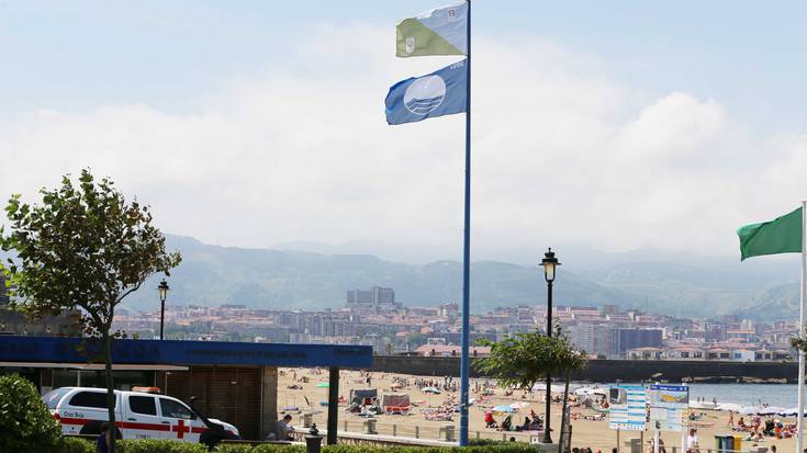 Bandera urdina ipini dute Ereagako eta Arrigunagako hondartzetan