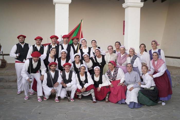 Eivissako Mare Nostrum folklore jaialdian euskal kultura zabaldu du Gorlizko Aratz Dantza Taldeak