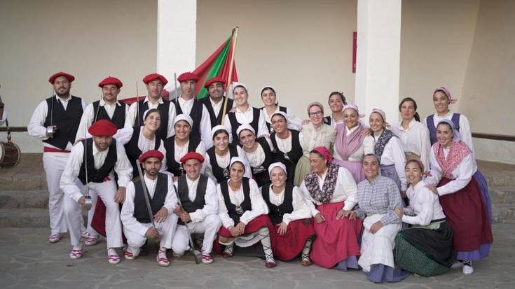 Eivissako Mare Nostrum folklore jaialdian euskal kultura zabaldu du Gorlizko Aratz Dantza Taldeak