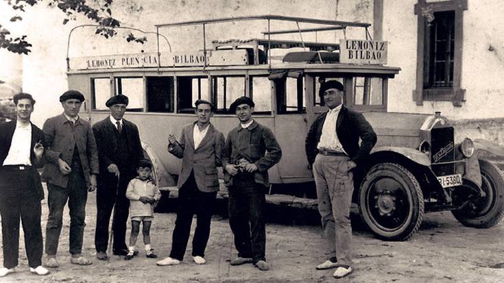 Bizkaiko autobus bidezko garraioaren historia gogoan hartuko dute Plentzian