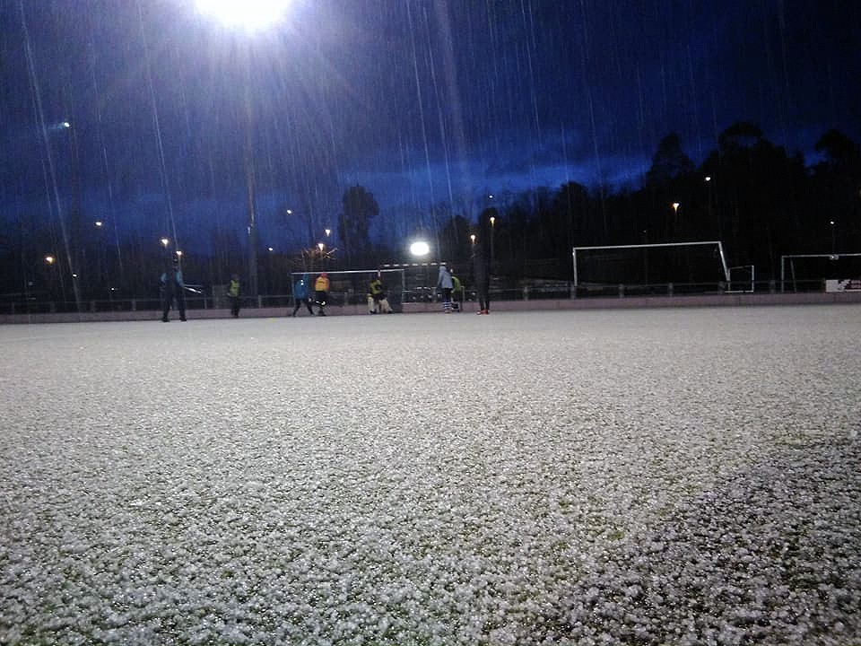 Hockey-jokalariak, kazkabarrari eutsiz