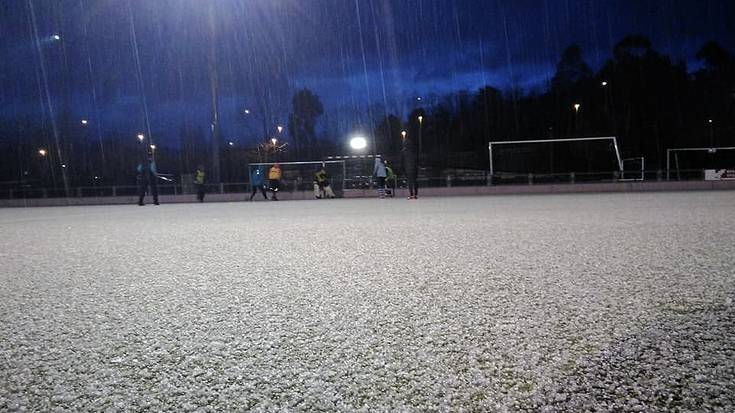 Hockey-jokalariak, kazkabarrari eutsiz