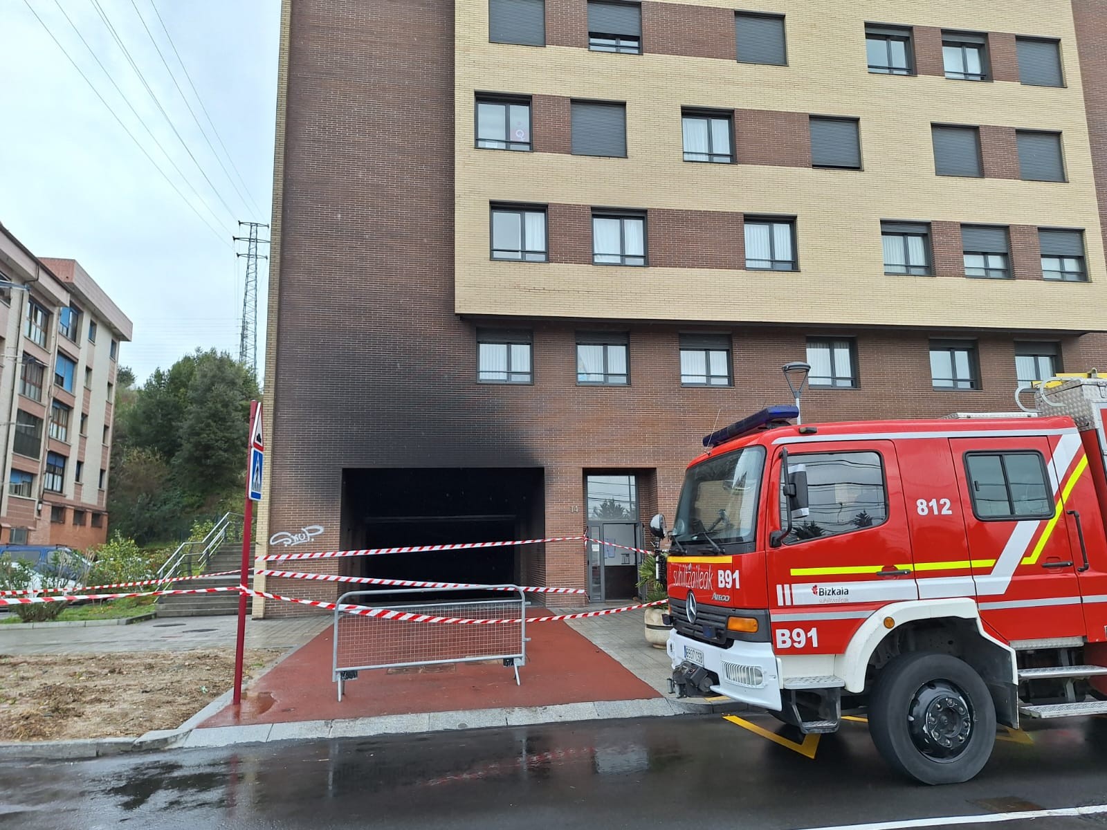 Sei bizilagun artatu dituzte Leioan garaje batean izandako sute batengatik