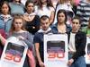 Uribe Kostako kaleetan mobilizazio ezberdinak antolatu dituzte greba feminista orokorrerako