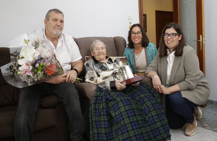 Omenaldia egin diote Luz Divina Arana auzokide getxoztarrari, bere 100. urtebetetzea dela-eta