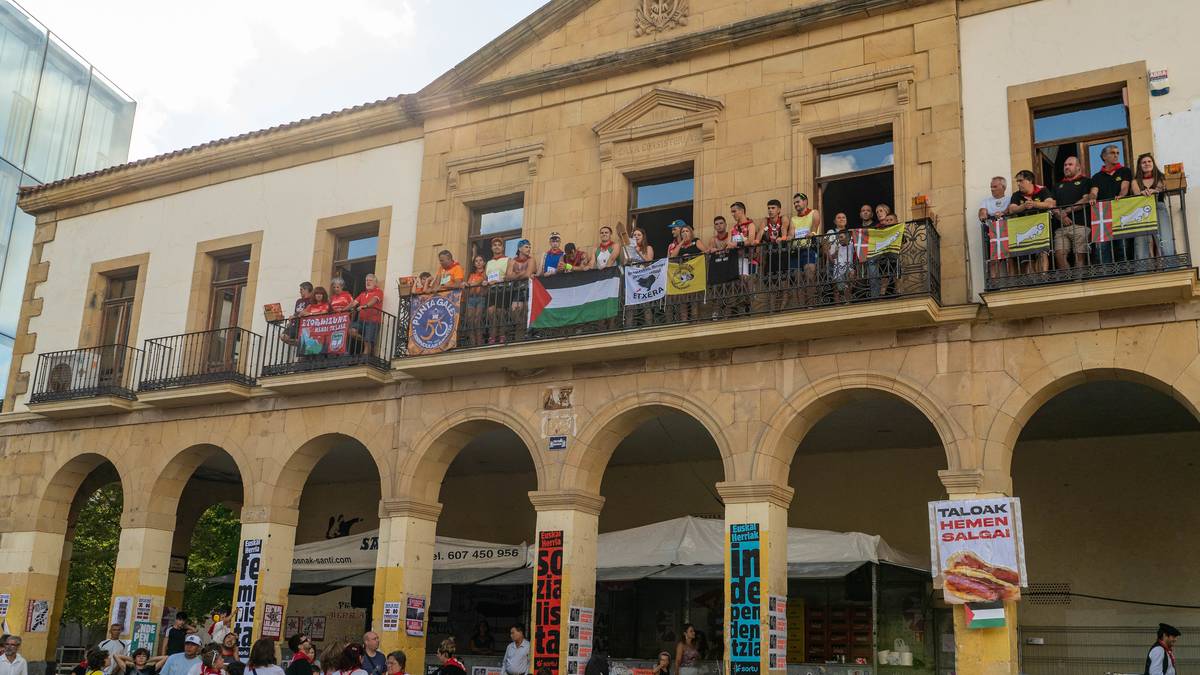 Aldarrikapenez eta elkartasunez bete dute Algortako jaietako txupinazoa