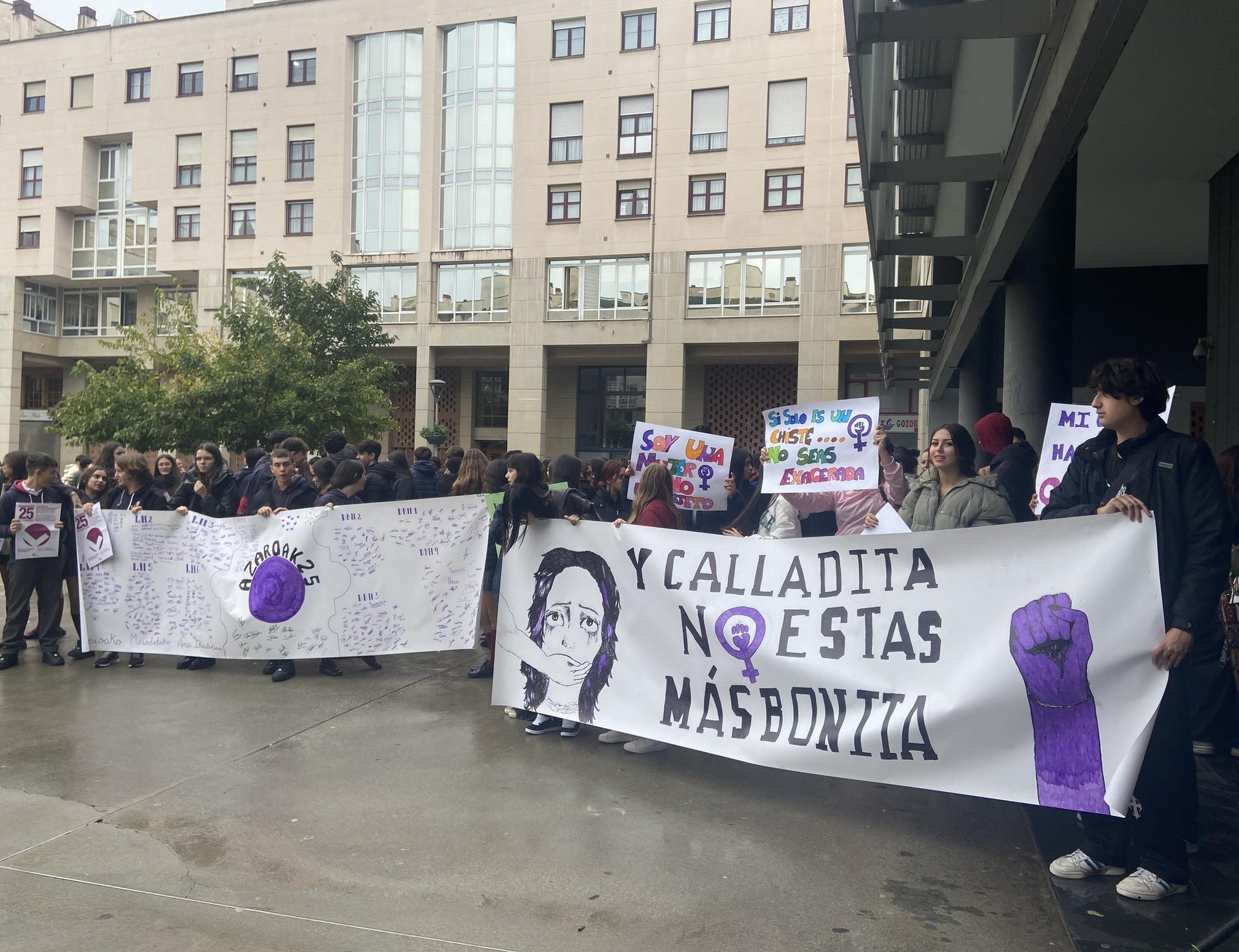 Gizon batek 14 urteko neska bat bortxatu duela salatu dute Leioan