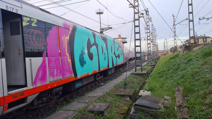 Metro-unitate bat margotu du grafitigile-talde batek Ibarbengoako geltokian
