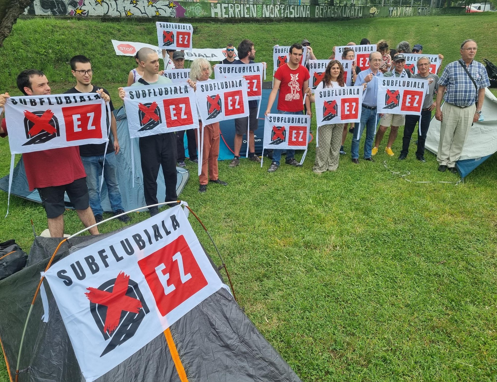 Subflubiala Ez taldeak salatu du Foru Aldundiak abuztuan proiektuagaz aurrera jarraitu izana