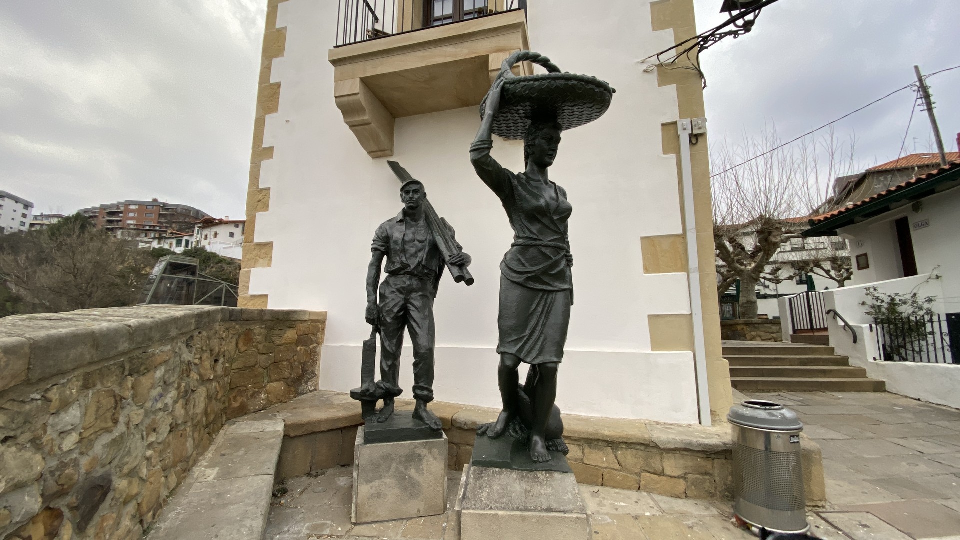 Amaitu dituzte Portu Zaharreko 'Arrantzale' eta 'Sardina-saltzailea' eskulturak zaharberritzeko lanak