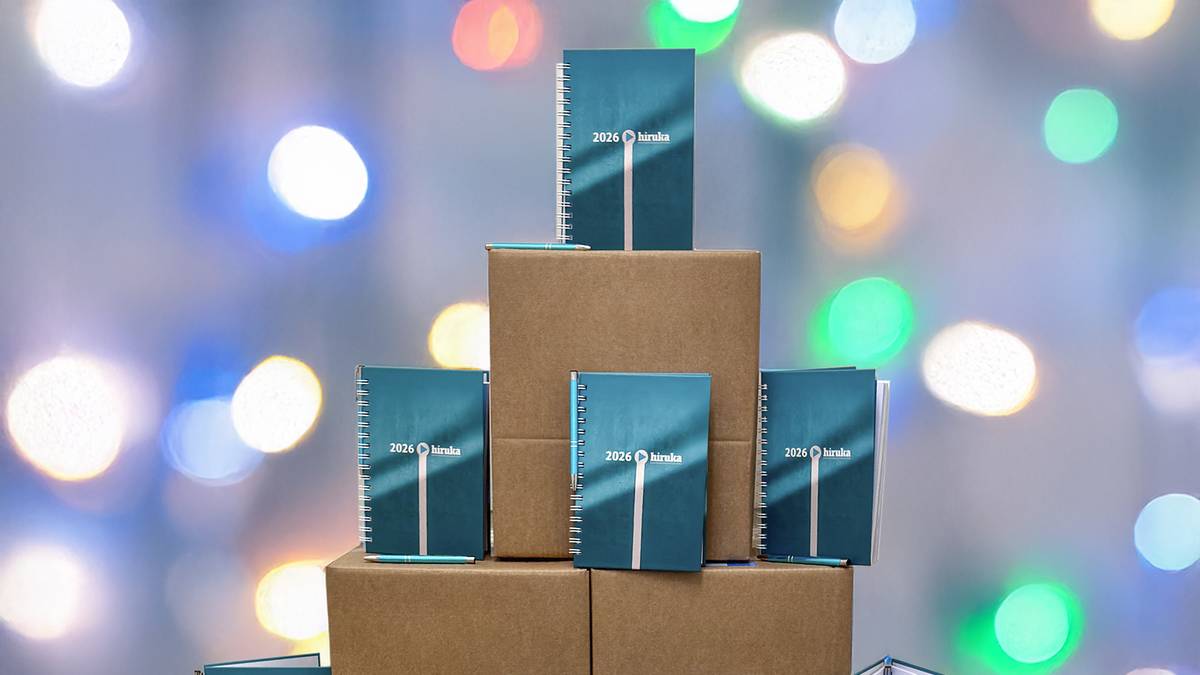 HIRUKAren 2026 egutegia, agenda eta boligrafoa jaso gura baduzu...zatoz bulegora HIRUKAlagun!