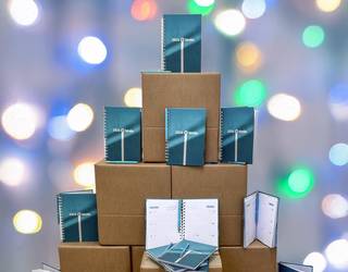 HIRUKAren 2026 egutegia, agenda eta boligrafoa jaso gura baduzu... zatoz bulegora, HIRUKAlagun!