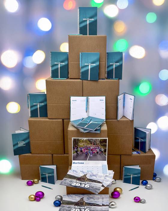 HIRUKAren 2026 egutegia, agenda eta boligrafoa jaso gura baduzu... zatoz bulegora, HIRUKAlagun!