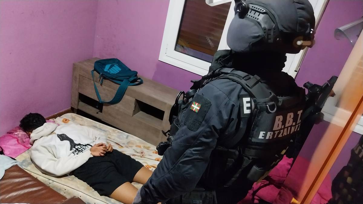 Espainiako Poliziak gutxienez hiru lagun atxilotu ditu Astrabuduan egindako operazio batean