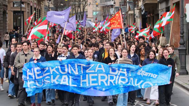 Euskal Herriko ikasleek mobilizazioak egin dituzte hezkuntza-sistema propio bat aldarrikatzeko