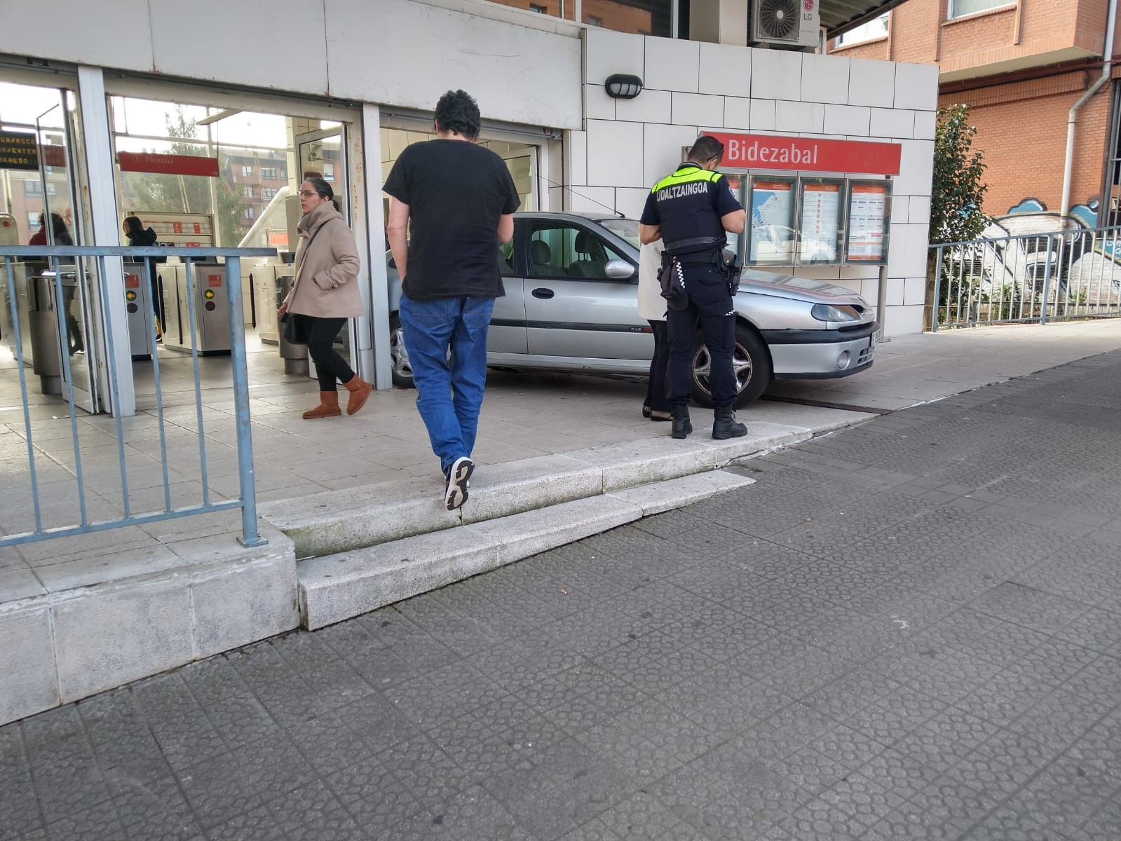 Auto bat trabatuta gelditu da Bidezabaleko metro-geltokiaren sarreran