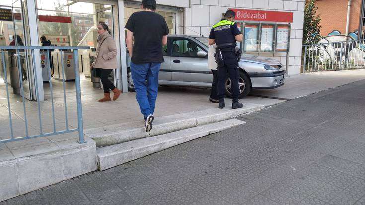 Auto bat trabatuta gelditu da Bidezabaleko metro-geltokiaren sarreran