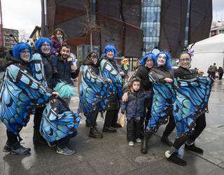 Musikaren erritmoan eta mozorro artean hasi dira Uribe Kostako inauteriak