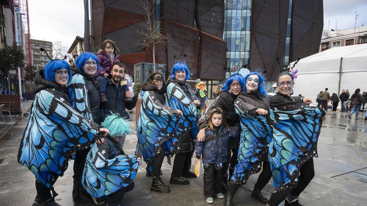 Musikaren erritmoan eta mozorro artean hasi dira Uribe Kostako inauteriak