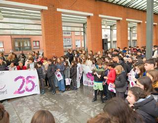 Indarkeria matxistaren aurkako aldarriek Uribe Kostako kaleak bete dituzte azaroaren 25ean