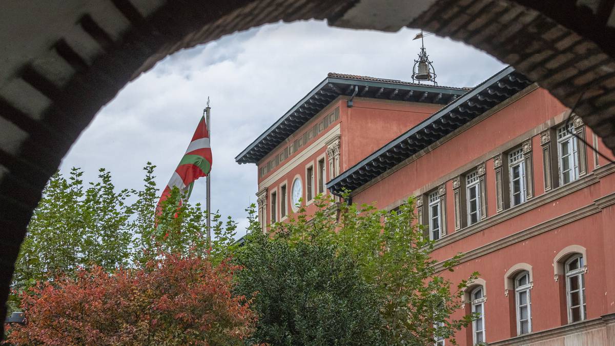 EH Bilduk CAESAko aparkalekuan lurzoruaren kutsadurari buruzko legea urratu dela salatu du