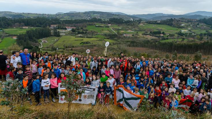 Ander Deunaren 50 urteak ospatzeko Munarrikolandara igo dira 200 lagun