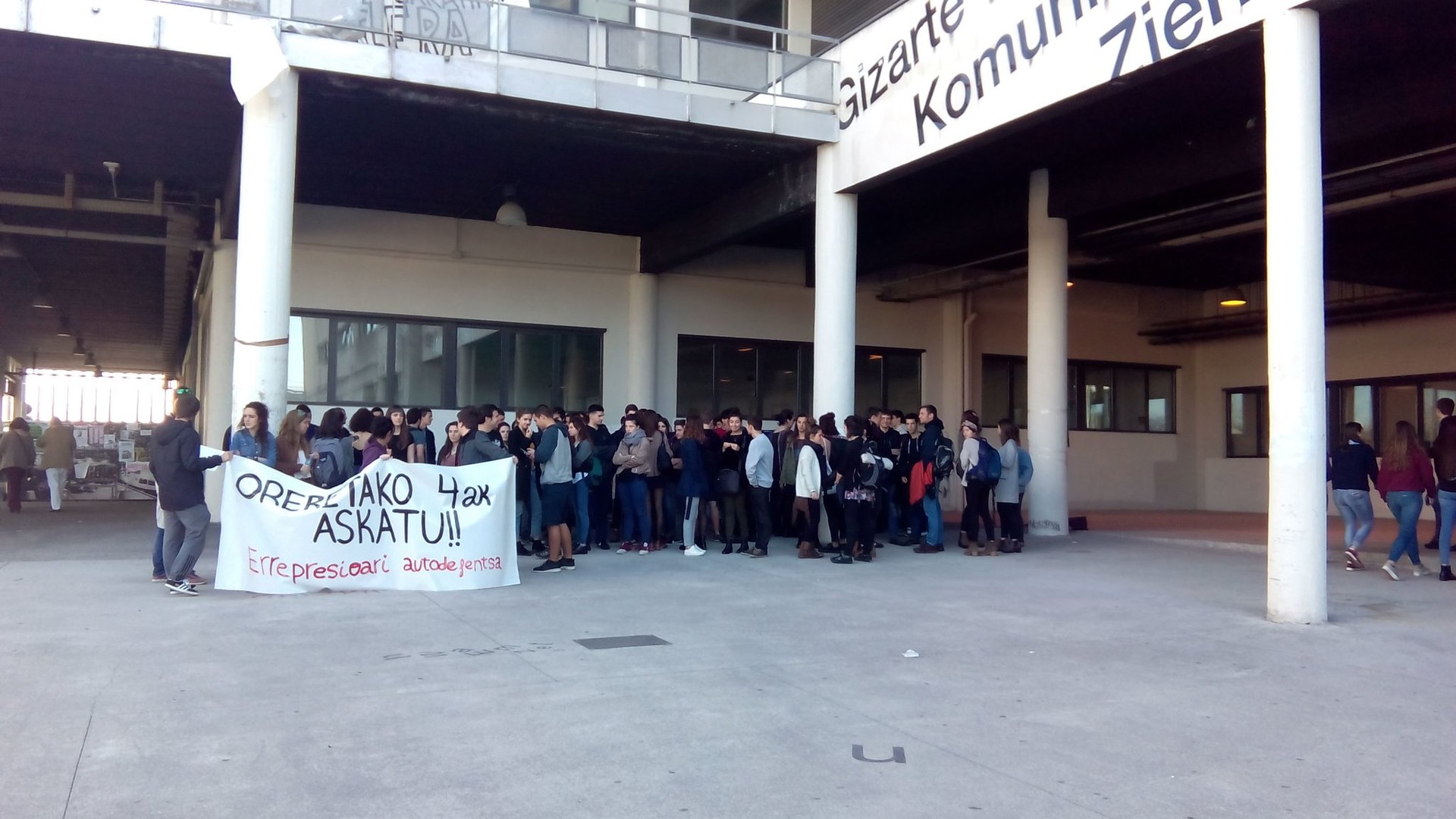 Iruñean atxilotutako gazteei elkartasuna adierazi diete, Leioako campusean