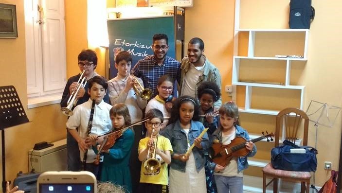 Norai elkartearentzako musika-tresnak biltzen ari da Andres Isasi Musika Eskola